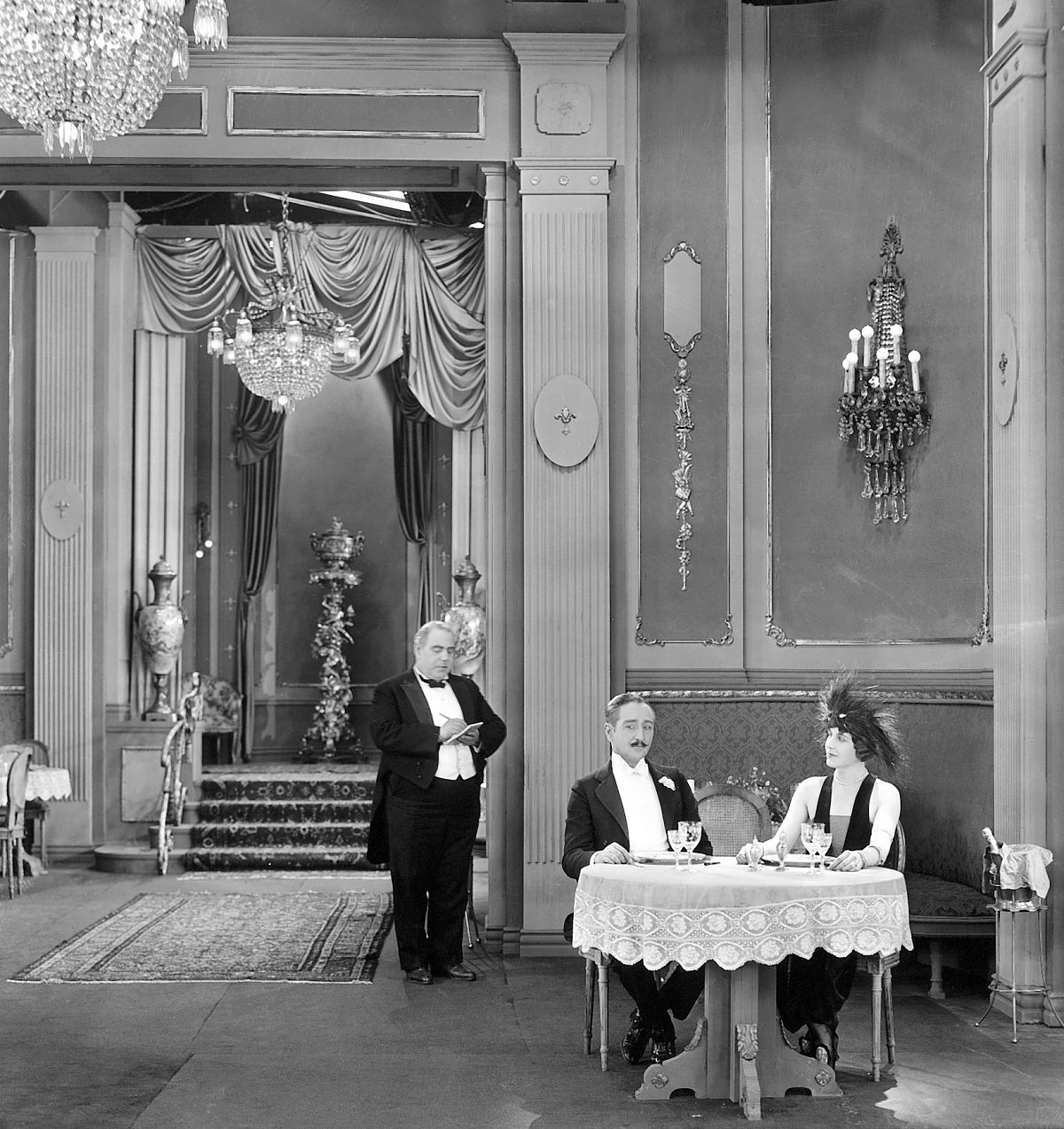 Charlie Chaplin - Die Nächte einer schönen Frau - Film-Still