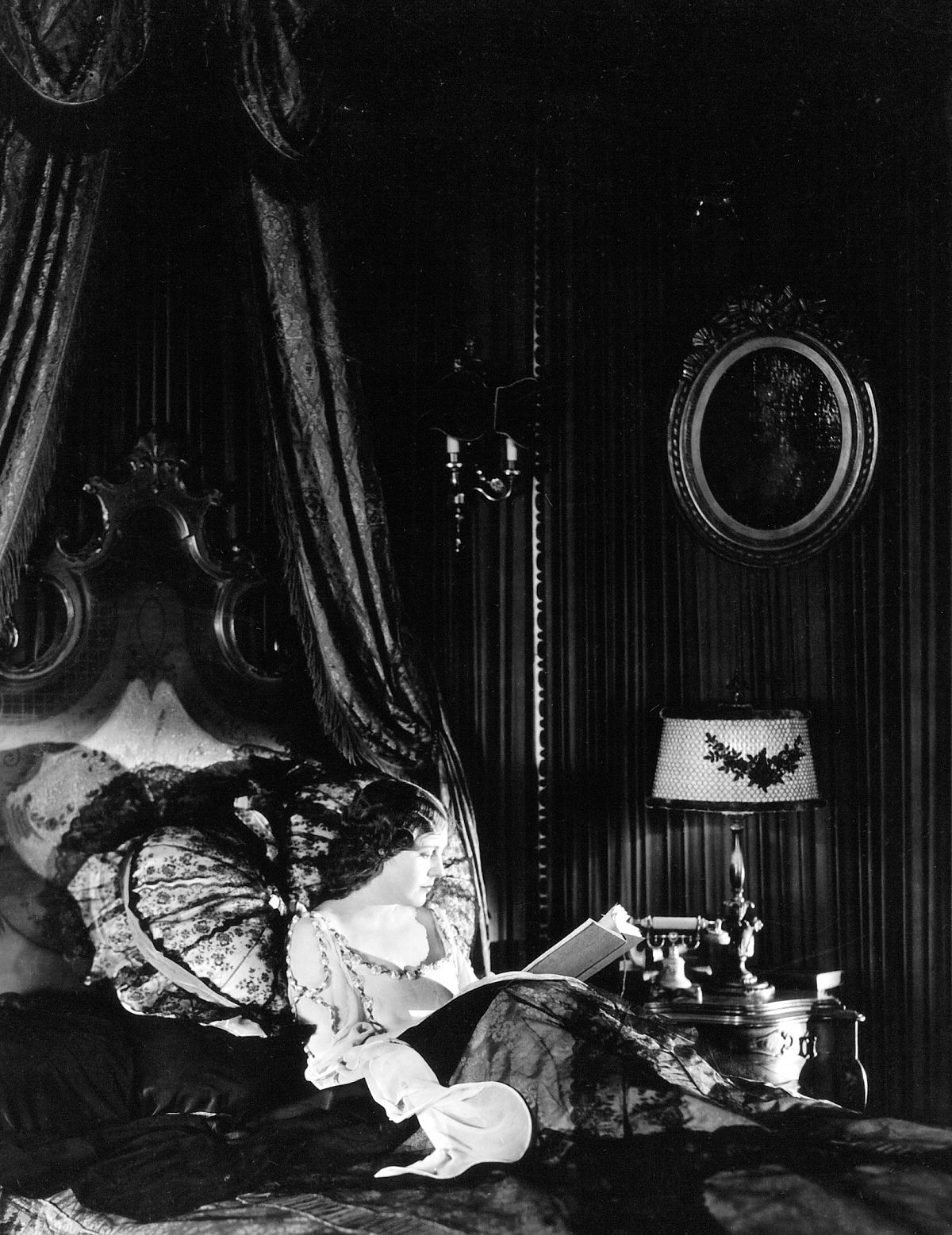 Charlie Chaplin - Die Nächte einer schönen Frau - Film-Still